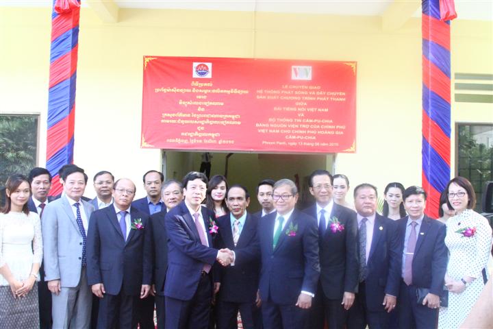 ກຳປູເຈຍມອບຮັບເຄື່ອງສົ່ງຄື້ນໂດຍຫວຽດນາມຊ່ວຍເຫຼືອ